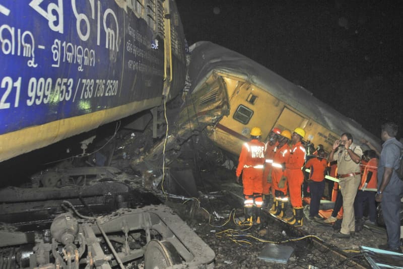 インド南部で列車衝突8人死亡　人為ミスか、複数車両が脱線