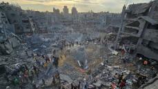 空爆で巨大な穴、住宅地が消滅　遺体の列「もうたくさん」