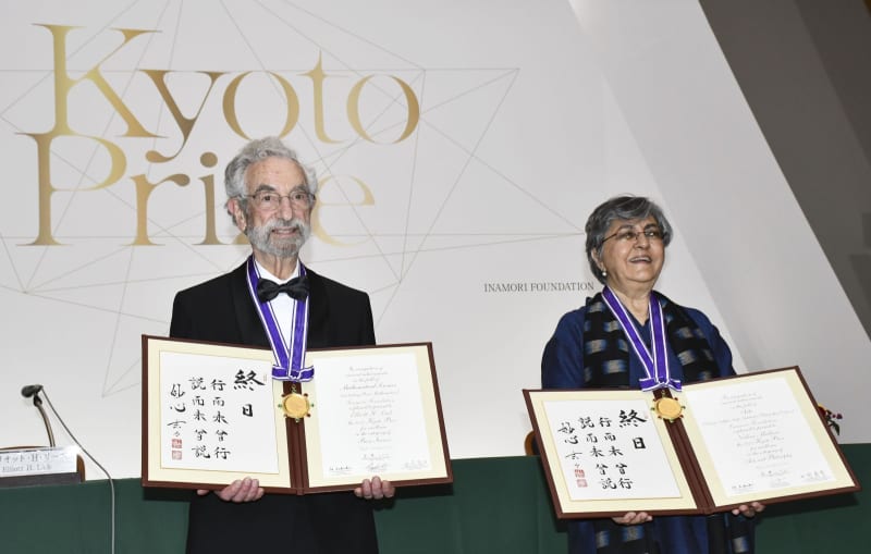 京都賞、米名誉教授らに1億円　4年ぶり授賞式