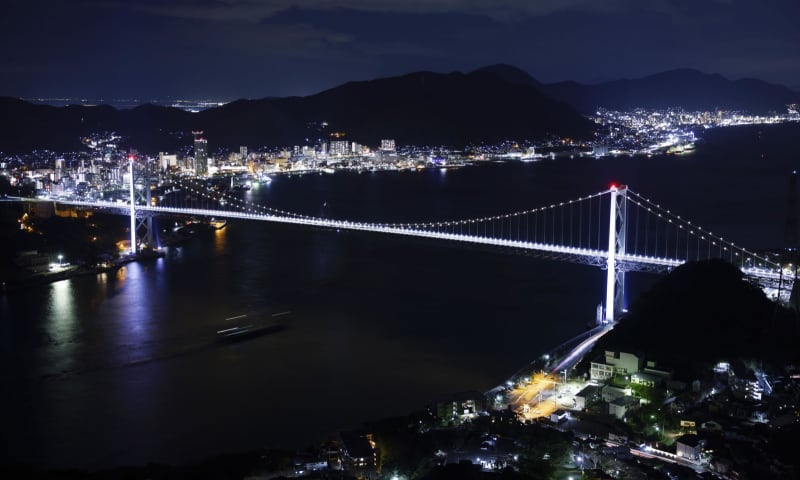 関門橋、LEDで鮮やかに　開通50周年でライトアップ