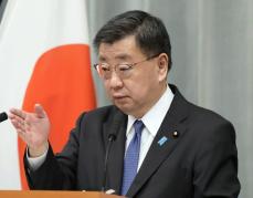 「緊張感持ち職務遂行」　官房長官、副大臣辞任で