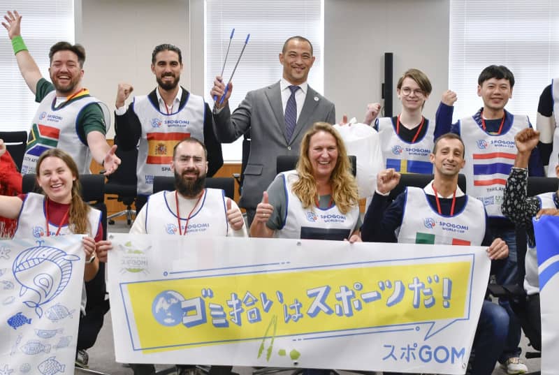 ごみ拾いW杯初開催で選手激励　室伏長官「世界を変える可能性」