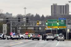 米カナダ国境の橋で車爆発　2人死亡、NY州知事はテロ否定
