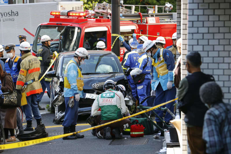 歩道に車乗り上げ4人けが、東京　運転の80歳男「記憶にない」