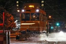 雪しんしん、ササラ初出動　札幌、路面電車の軌道除雪