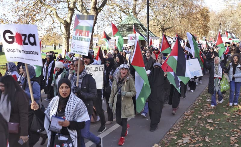 ロンドンで停戦求め行進　「ガザを見捨てない」