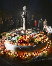 市民「ロシアの抑圧、今も同じ」　ウクライナ大飢饉の犠牲追悼の日