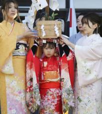 和歌山・串本で「ねんねこ祭り」　頭におひつの巫女先頭に練り歩き