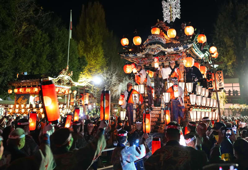 華やかな山車、冬の街彩る　秩父夜祭、見物客が歓声