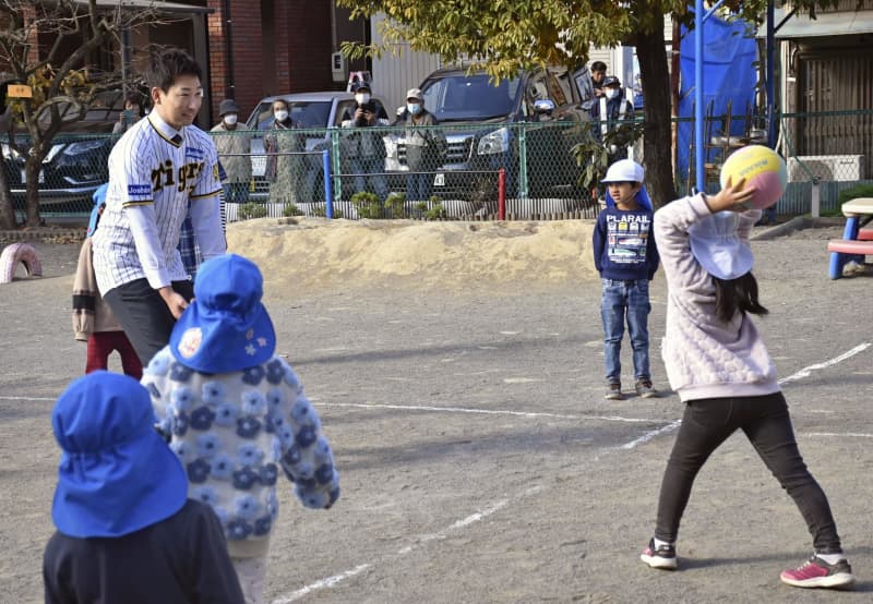 阪神・岩崎投手ドッジボール贈呈　出身地・静岡市のこども園に
