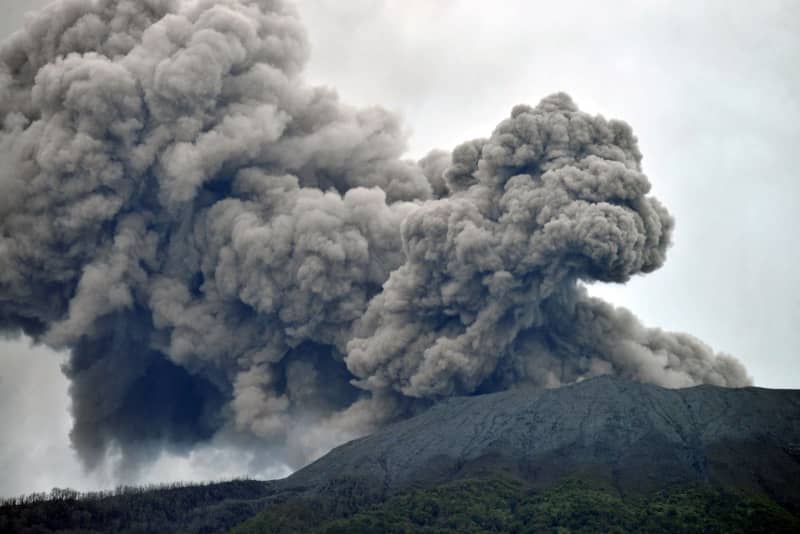 スマトラ島で噴火、11人死亡　インドネシア、12人が行方不明