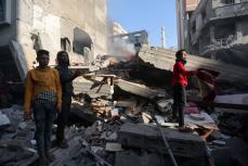 イスラエル、ガザ全域空爆　2学校で50人死亡か