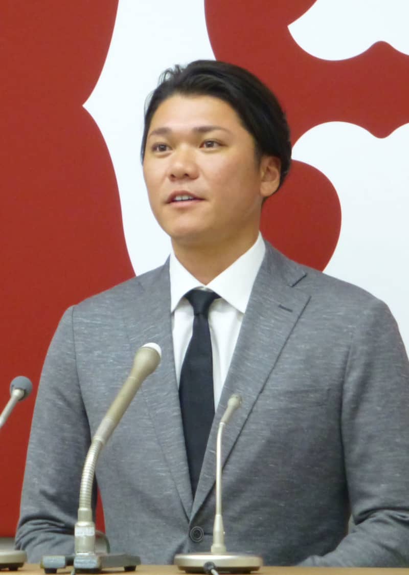 巨人・坂本、現状維持6億円　三塁転向「また一から」