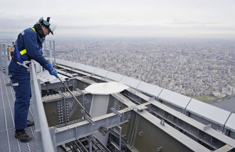 スカイツリーで冬の備え　上空の「雪払い」作業公開