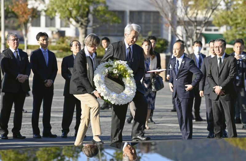 核軍縮賢人会議、午後開幕　長崎で討議、委員ら献花