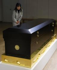 高松塚木棺、古代の姿に復元　盗掘で破壊、残片を分析