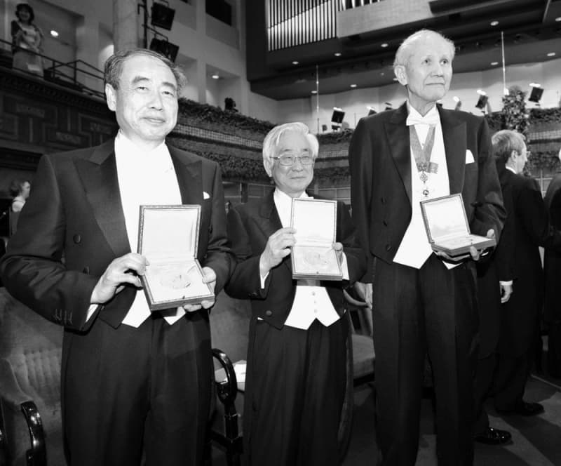 ＜あのころ＞日本人4人にノーベル賞　科学水準の高さ示す
