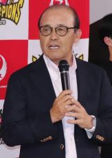 阪神、優勝旅行でハワイへ出発　岡田監督「主役は家族」