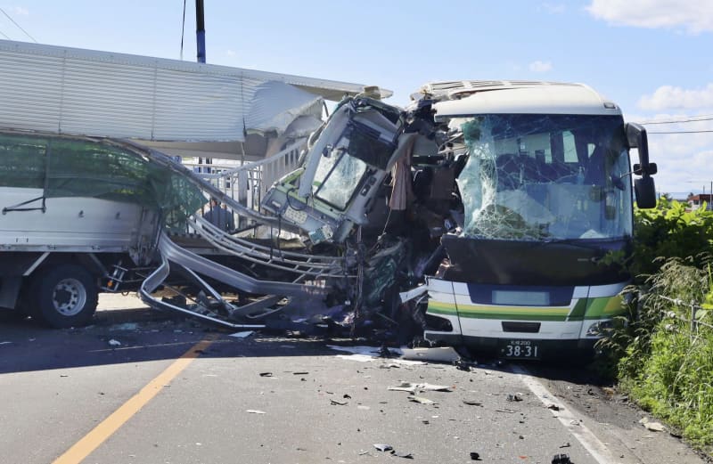 衝突のトラック、車体に異常なし　北海道・八雲町、運転ミス原因か