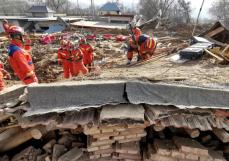中国の地震、死者130人超　厳寒下で捜索続行