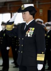 女性初の「海将」、青森で着任式　最高位、海自大湊地方総監部