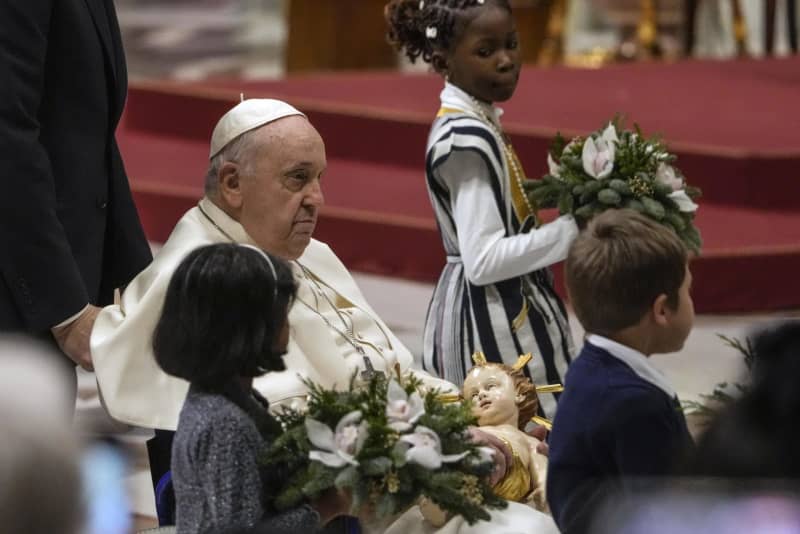 ローマ教皇「愛が歴史を変える」　イブのミサ、平和へ祈り