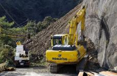 土砂崩れ、救助は26日以降に　奈良、他にも1台下敷きか