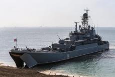 クリミアでロシア大型揚陸艦爆破　ウクライナ、巡航ミサイルで攻撃