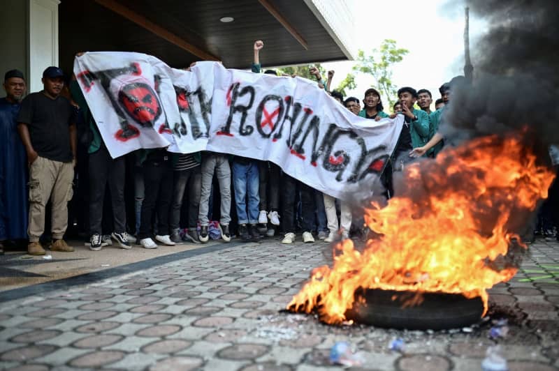 ロヒンギャ難民を強制排除　インドネシア、抗議の学生