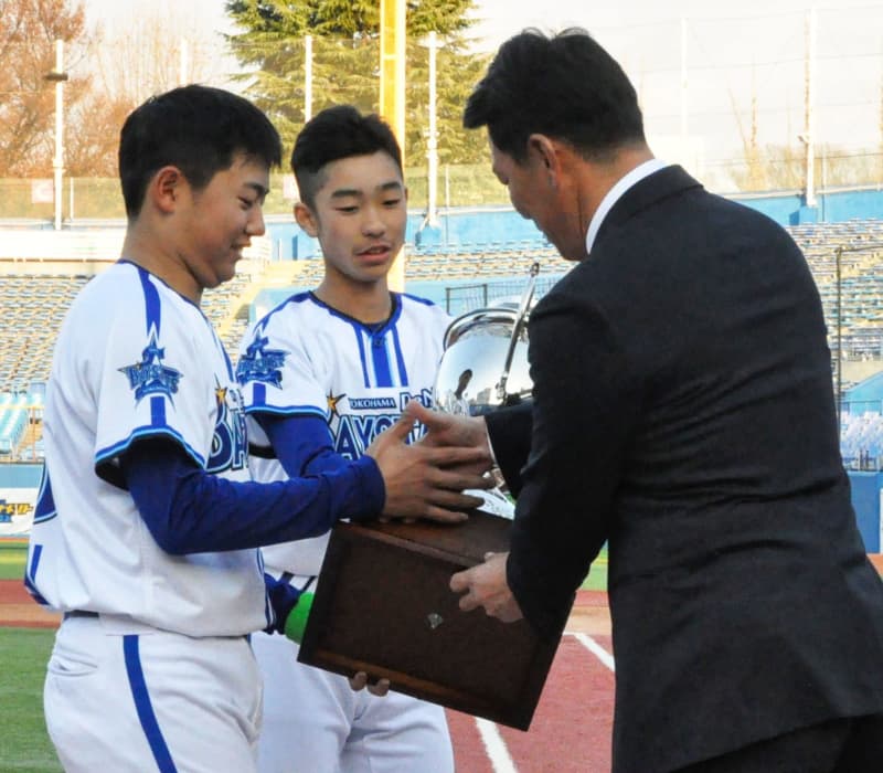日本代表井端監督、長男に優勝杯　NPBジュニアトーナメント
