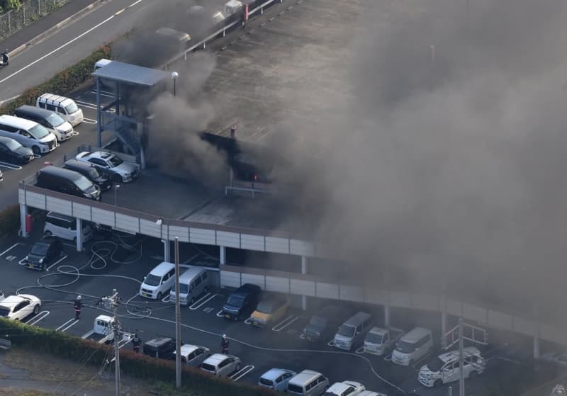 車から可燃液体流出で延焼か　風の影響も、神奈川の駐車場火災
