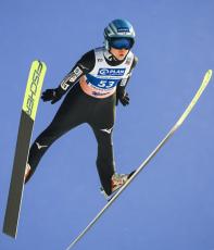 伊藤8位、高梨19位　W杯ジャンプ女子第6戦