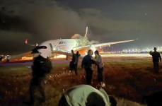 乗客全員の脱出「奇跡」　航空機衝突で米英メディア