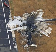 焦げた機体、利用客不安げ　事故から一夜の羽田空港