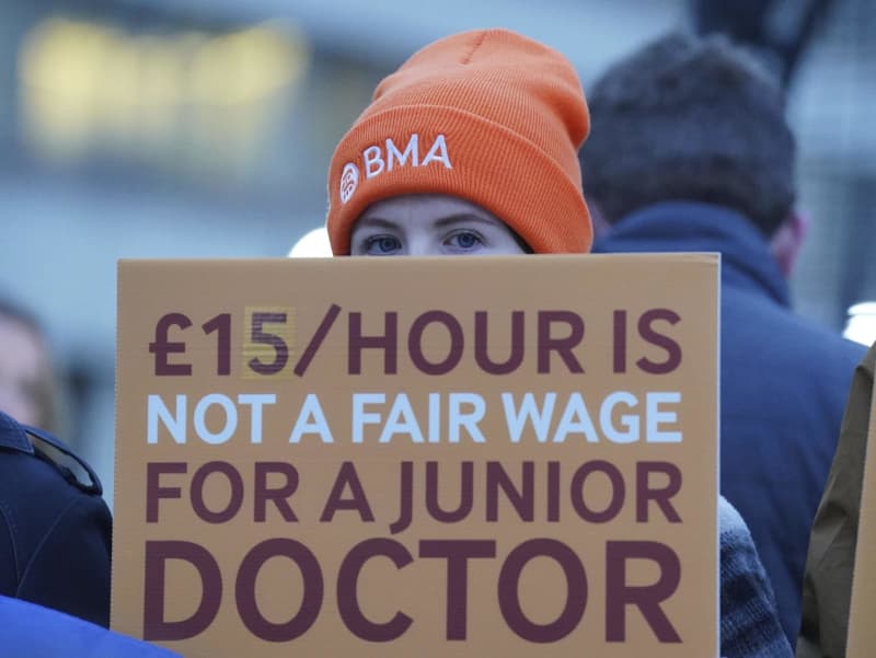 英国で若手医師らが賃上げスト　6日間、数万人に影響の見通し