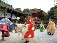 鮮やか伝統装束で蹴鞠初め　京都・下鴨神社