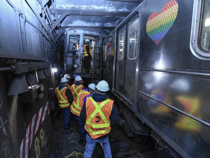 NYで地下鉄衝突、26人軽傷　300人乗車、回送中の車両に
