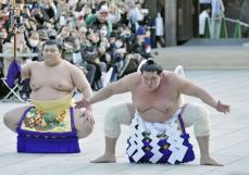 照ノ富士、復活へ「今年こそ」　新年の奉納土俵入りで決意