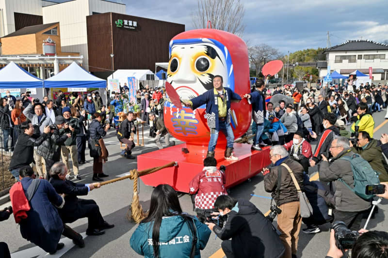 避難の町民、ダルマ市で久々再会　福島第1原発立地の双葉町