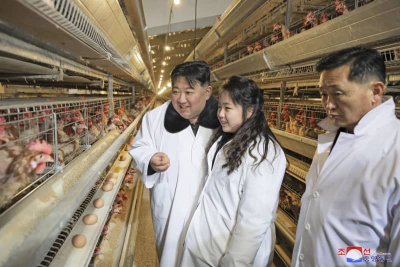 金正恩氏が娘と養鶏場視察　家禽業拠点、首都平壌に増設も
