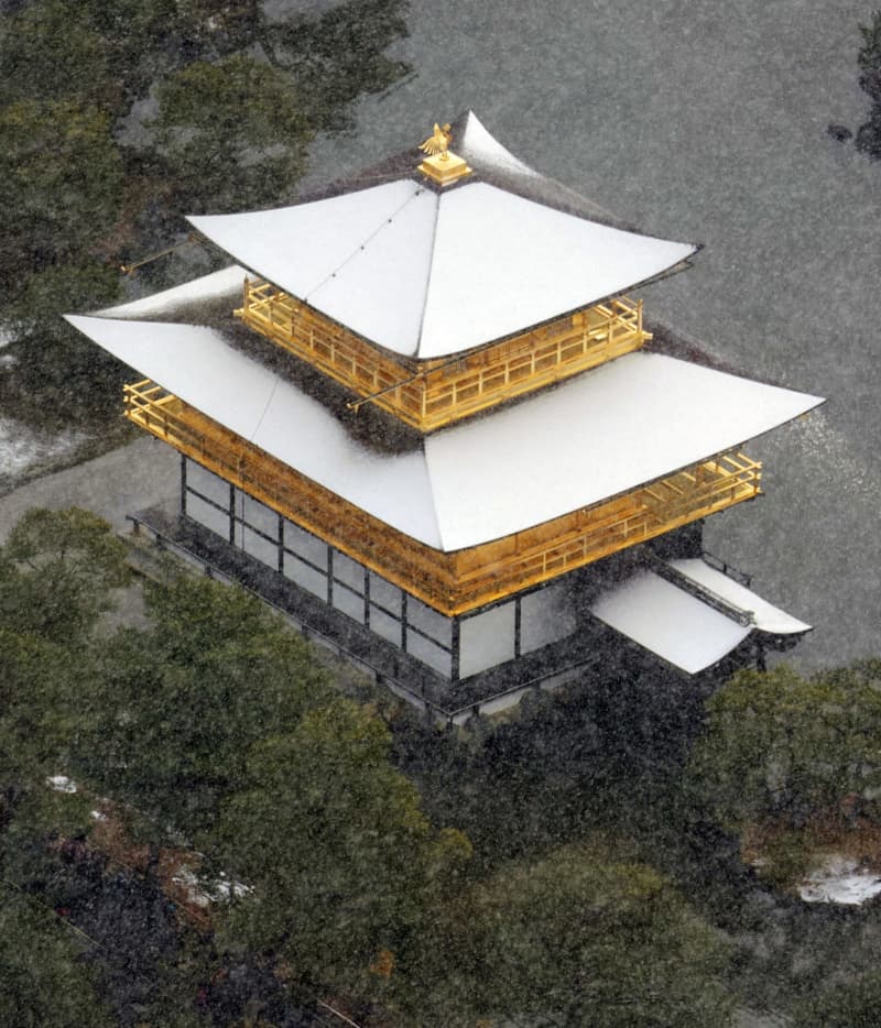 金閣寺、うっすら雪化粧　今冬初、黄金色引き立て