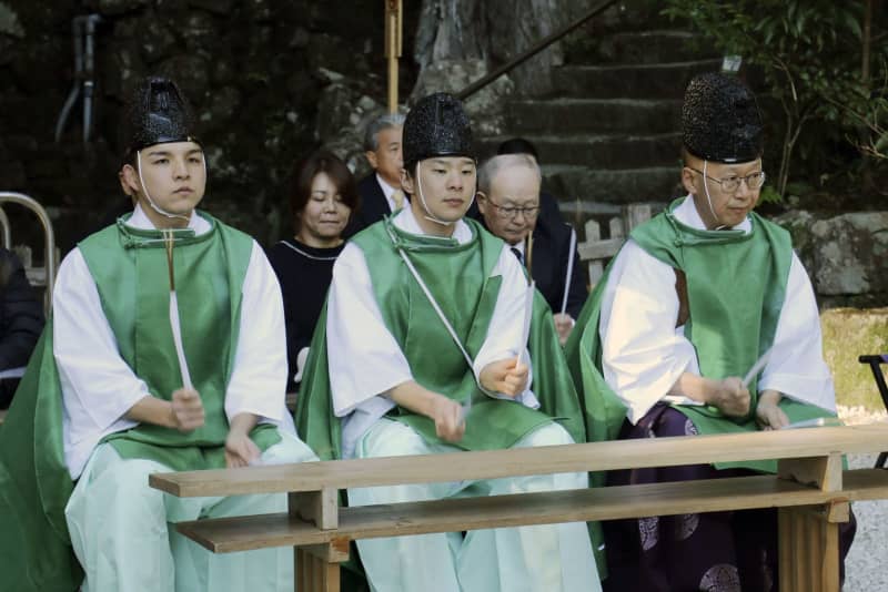 熊野那智大社で魔よけ神事　滝前で柳の小枝打つ