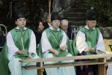 熊野那智大社で魔よけ神事　滝前で柳の小枝打つ