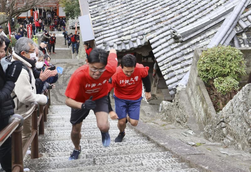 石段200段「速駈詣り」　和歌山・紀三井寺