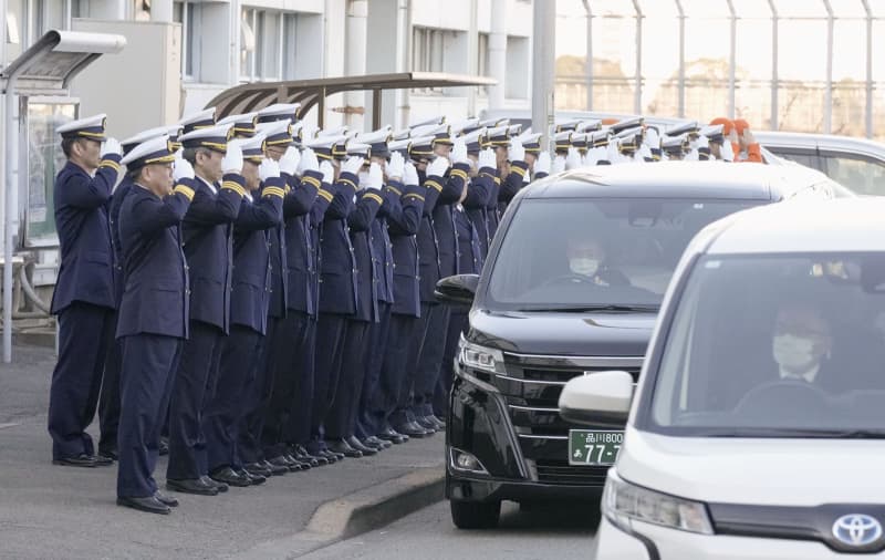 海保乗員の遺体引き渡し　羽田基地で同僚が見送り