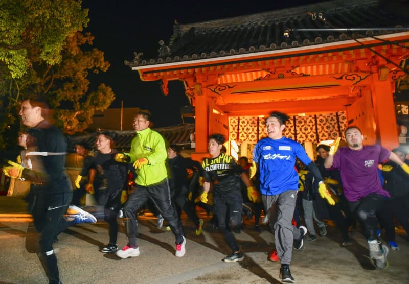 西宮神社、一番福は19歳大学生　5000人が早朝に疾走、兵庫