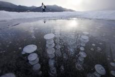 凍った湖に浮かぶ水玉模様　北海道・上士幌町