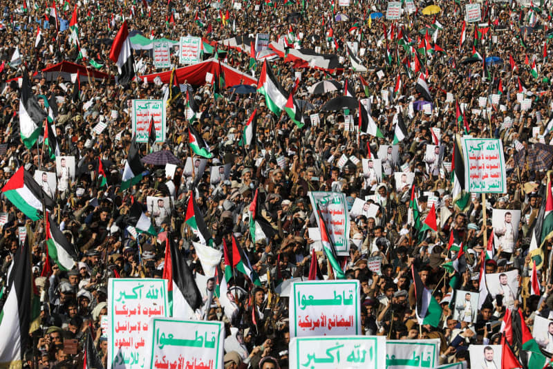 イエメン首都で大規模デモ　フーシ派幹部「必ず反撃」