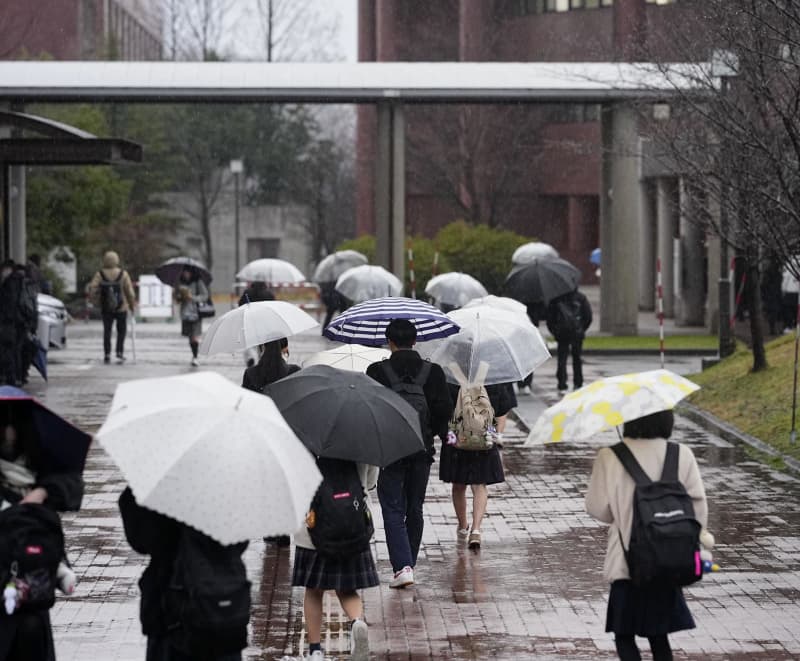 地震で被災の受験生「出し切る」　緊張の面持ちでテスト初日