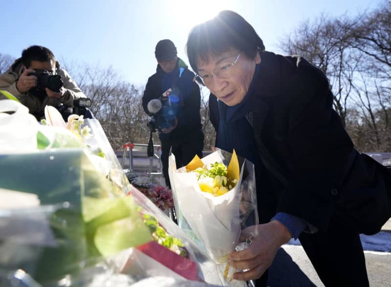 軽井沢スキーバス事故8年で献花　尾木さん「彼らの分も」